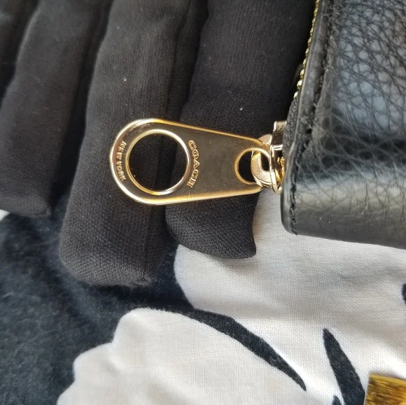 Rare Coach Black Pebbled Leather Wallet With Red Interior - Picture 2 of 13